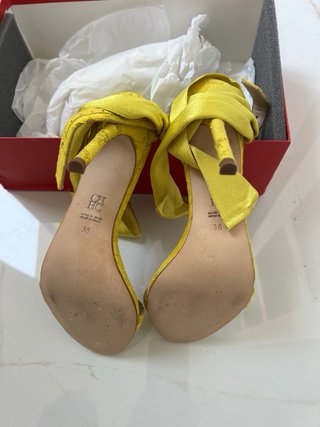 Zapatos de tacón Carolina Herrera amarillos