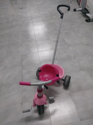 Triciclo infantil rosa con manillar