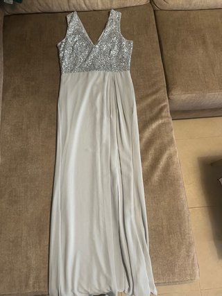 Vestido largo plateado con lentejuelas