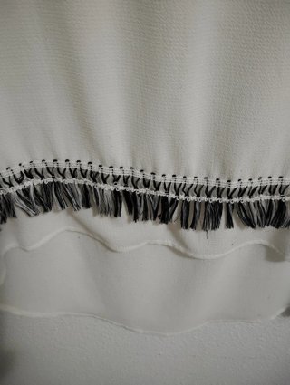 Blusa blanca con flecos