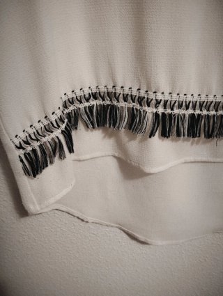 Blusa blanca con flecos