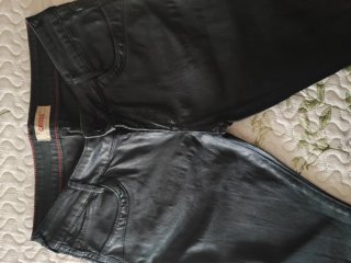 Pantalón Cross Negro con acabado efecto piel. T 36