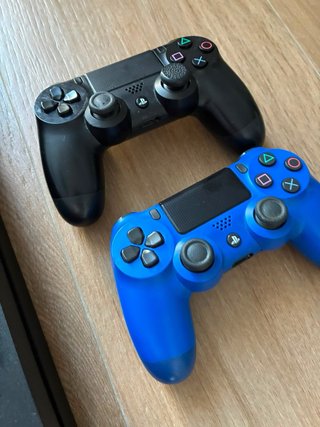 PS4 500GB Negra  Con dos Mandos ( funciona perfect