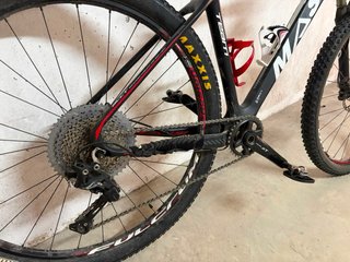 Bicicleta Massi de Montaña Negra y Roja