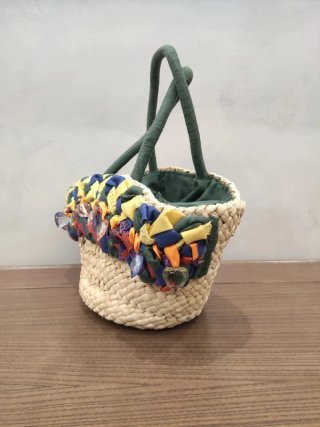 Borsa a secchiello in paglia intrecciata stile