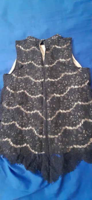 Blusa negra de encaje con cuello alto