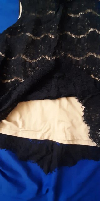 Blusa negra de encaje con cuello alto