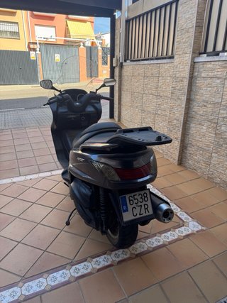 Maxi Scooter Negra/Gris de 400cc esta impecable