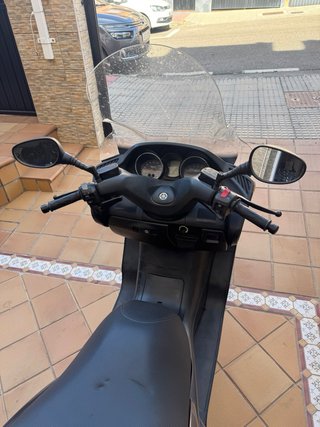 Maxi Scooter Negra/Gris de 400cc esta impecable