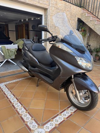 Maxi Scooter Negra/Gris de 400cc esta impecable