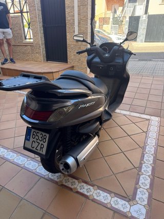 Maxi Scooter Negra/Gris de 400cc esta impecable