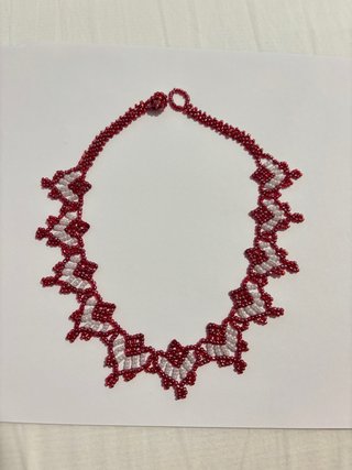 Collar de cuentas rojo y blanco