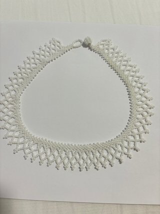 Collar de perlas blanco hecho a mano