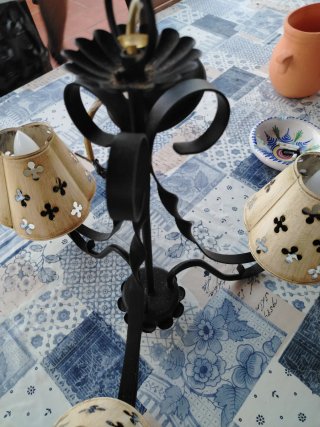 Lámpara de mesa beige y marrón