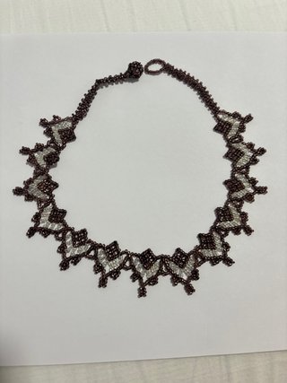 Collar de cuentas marrón y blanco