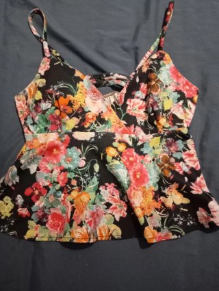 Camisa con volantes y estampado floral