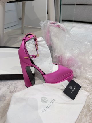 Zapatos de tacón Versace rosa y dorado