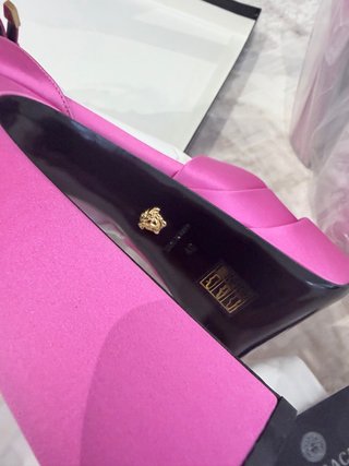 Zapatos de tacón Versace rosa y dorado