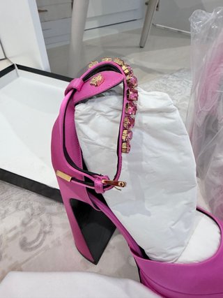 Zapatos de tacón Versace rosa y dorado