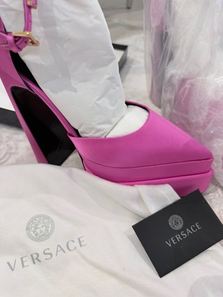 Zapatos de tacón Versace rosa y dorado