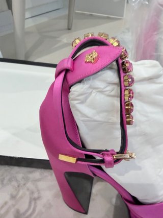 Zapatos de tacón Versace rosa y dorado