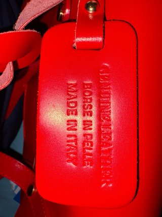 Bolso de piel rojo