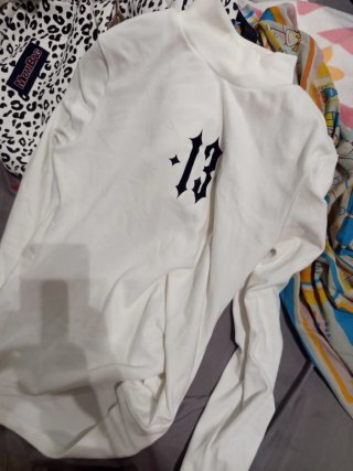 Jersey blanco cuello alto con número 13