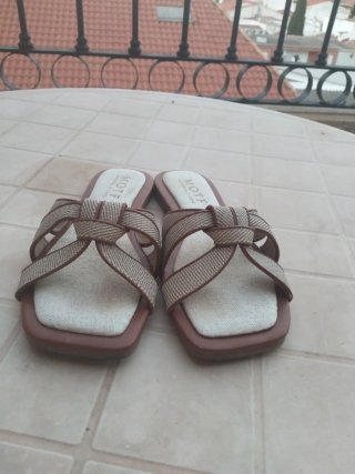 Chanclas beige y camel Talla 37