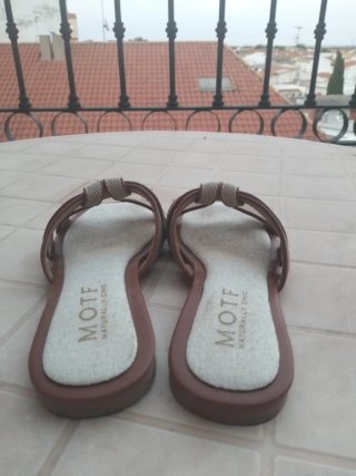 Chanclas beige y camel Talla 37