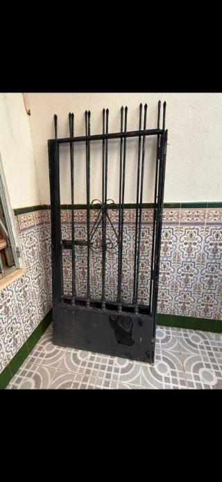 Puerta exterior de hierro forjado