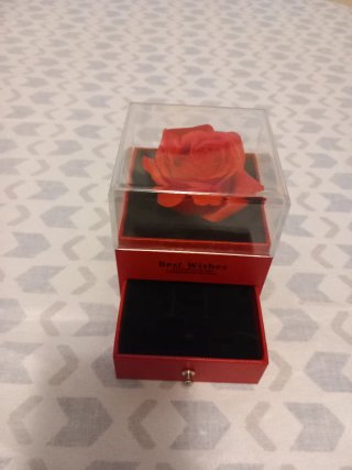 Caja joyero roja con rosa preservada
