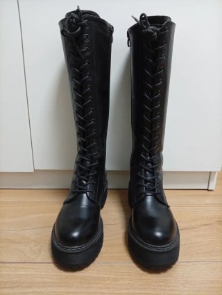 Botas altas negras con cordones