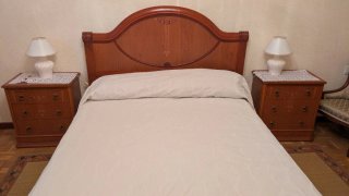 Conjunto dormitorio: cama y mesillas.