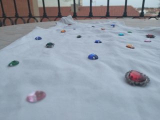 Camiseta S con piedras de colores
