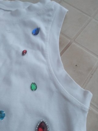 Camiseta S con piedras de colores