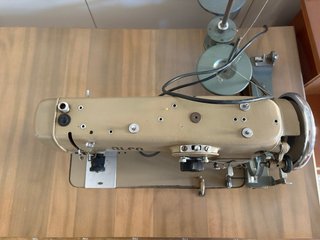 Máquina de coser Alfa con mesa