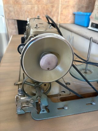 Máquina de coser Alfa con mesa