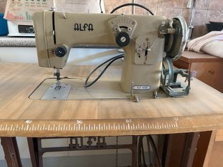 Máquina de coser Alfa con mesa