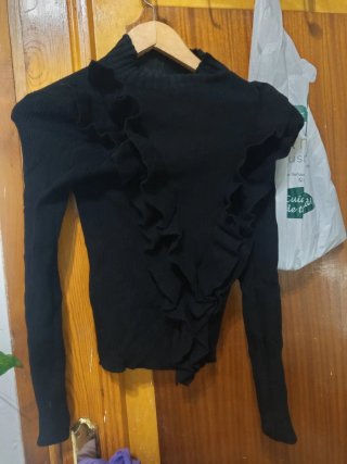 Jersey negro con volantes