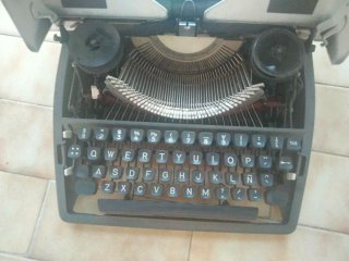 Máquina de escribir vintage Olympia.