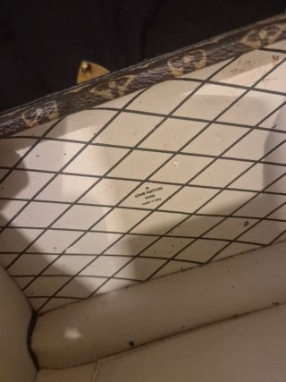 Bolso Louis Vuitton baúl dorado