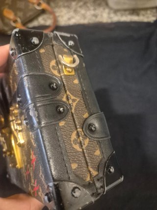 Bolso Louis Vuitton baúl dorado