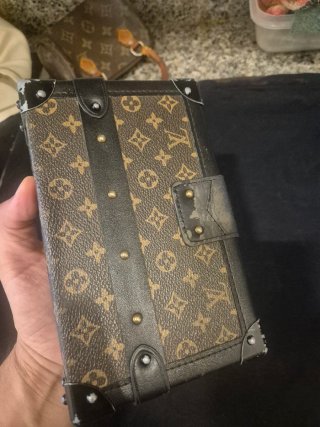 Bolso Louis Vuitton baúl dorado