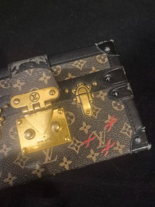 Bolso Louis Vuitton baúl dorado