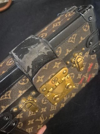 Bolso Louis Vuitton baúl dorado