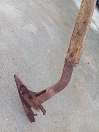 Arado antiguo de madera y metal