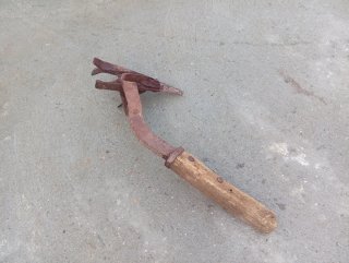 Arado antiguo de madera y metal