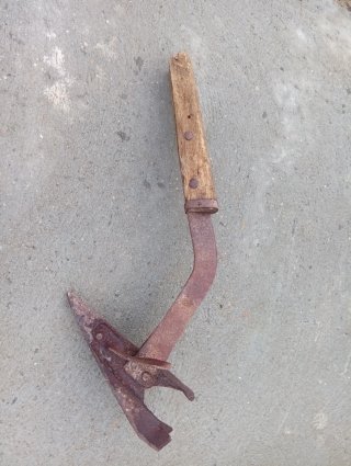 Arado antiguo de madera y metal