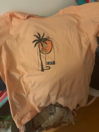 Camiseta naranja con palmera