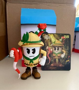 Figura Milfo Explorer con serpiente